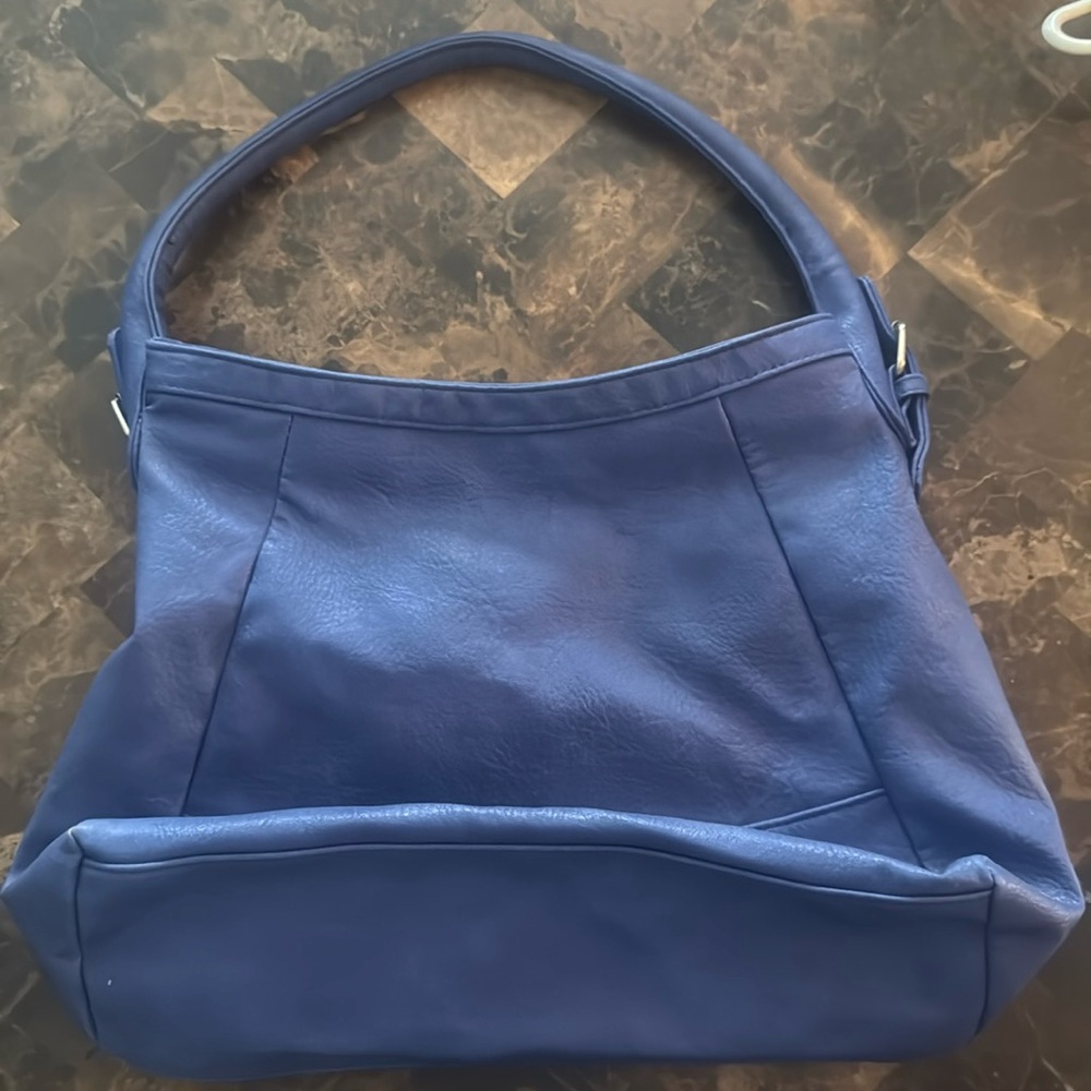 Roxy Shoulder Bag with Sleek Design and Durable Material